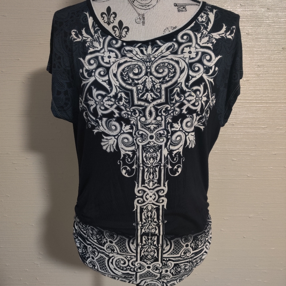 🆕 Vanilla Sugar Black, White, & Gray short sleeve top w/ design (S)